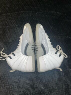 Used Women’s Air Jordan 12 “Wolf grey” 5.5 youth or women’s 7